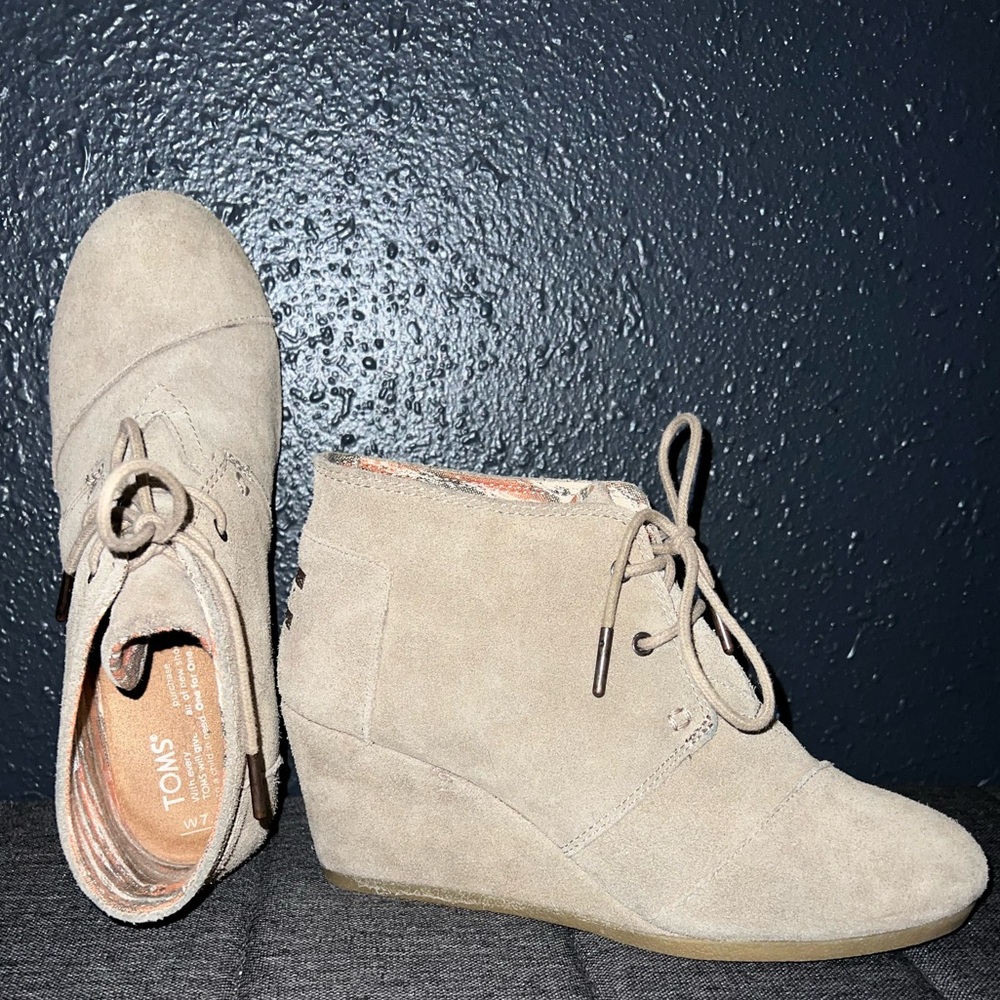 👢 TOMS Women's Size 7.5 Tan Suede Ankle Lace Up Wedge Boots